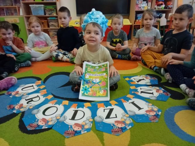 Chłopiec pozuje do zdjęć.