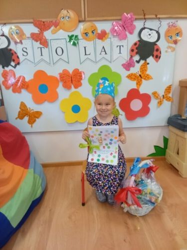 Dziewczynka siedzi na krześle.