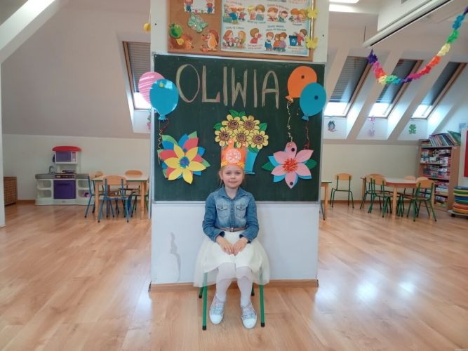 Dziewczynka siedząca na krzeselku