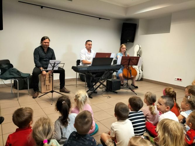 Muzycy grają na instrumentach
