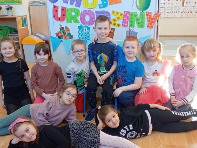 Wsp&oacute;lne zdjęcie wszystkich dzieci