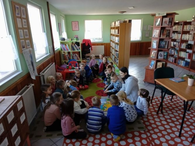 Pani czyta bajkę