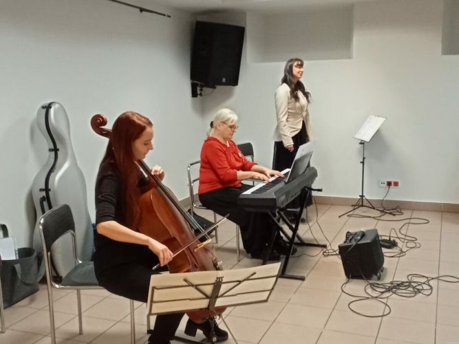 Dzieci słuchają koncert