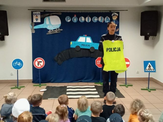 Pani policjantka opowiada dzieciom o bezpieczeństwie na drodze