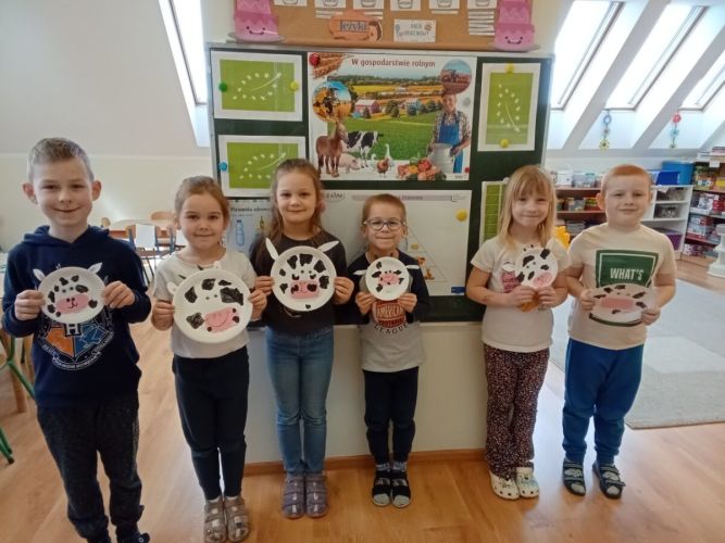 Wsp&oacute;lne zdjęcie z pracami plastycznymi