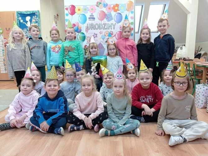 Wsp&oacute;lne zdjęcie wszystkich dzieci