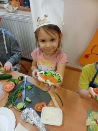 Dzieci robią kanapki.