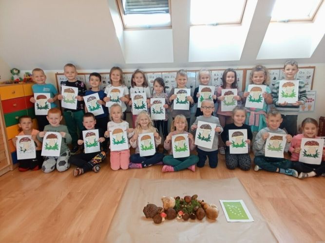 Wsp&oacute;lne zdjęcie z pracą i plastycznymi