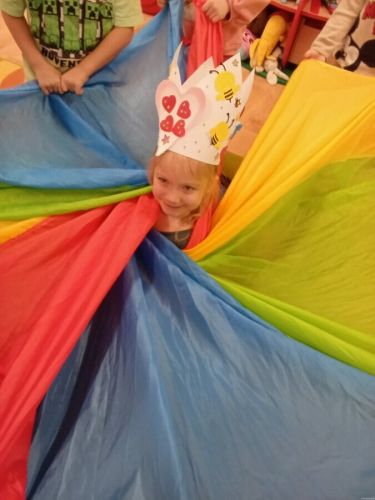 Dzieci bawią się chustą animacyjną.