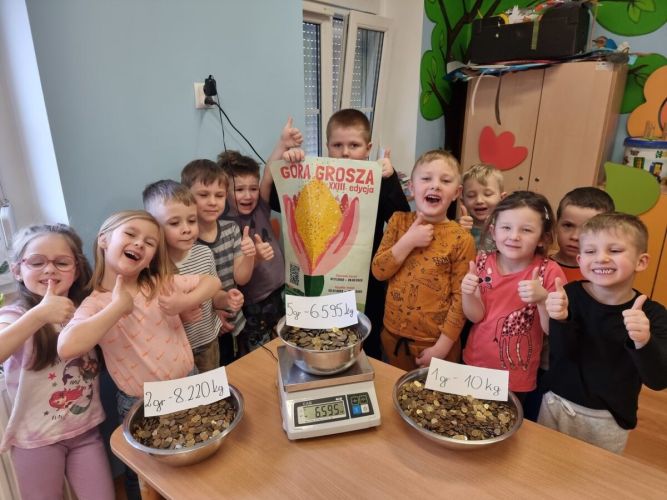 Dzieci ważą monety