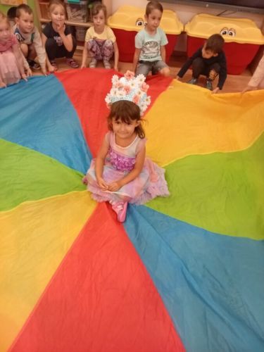 Dziecko pozuje do zdjęcia