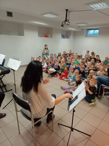 Dzieci słuchają koncert