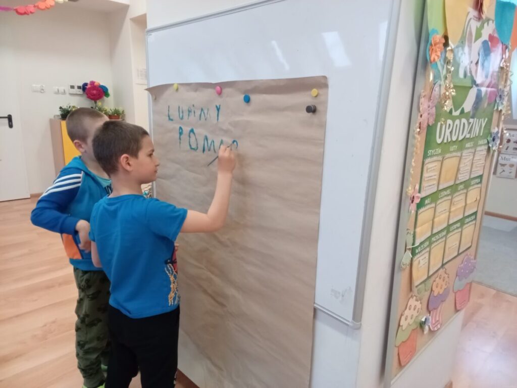 Dzieci tworzą napis