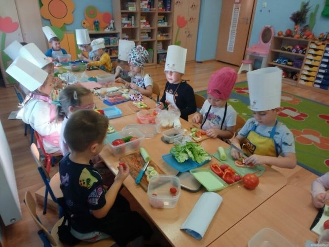 Dzieci układają warzywa na kanapkach