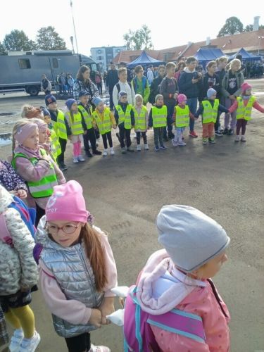 Dzieci uczestniczą w festynie policyjnym.